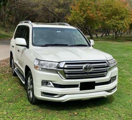 Toyota Land Cruiser V8 front view